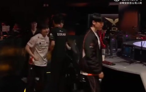 前队友只能鼓励你了😆Delight Viper Zeka Peanut赛后拍了Doran