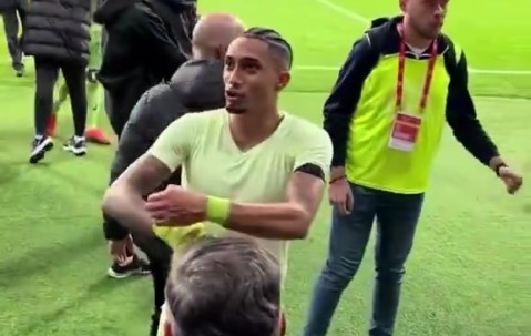 饥不择食🤣球迷向拉菲尼亚索要绷带，他一脸难以置信&笑着赠送