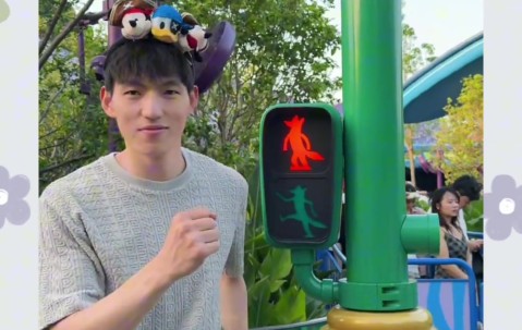 吴前妻子晒视频打卡迪士尼：加起来六十岁的人寻找童心