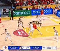 穷追猛打！小巴里-布朗迎着防守强投三分 再度命中