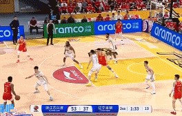 穷追猛打！小巴里-布朗迎着防守强投三分 再度命中