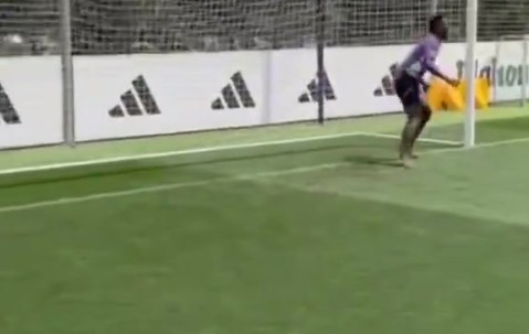 😂亚历山大踢点球骗过维尼修斯罚入 模仿C罗SIUUU庆祝&哈登撒盐