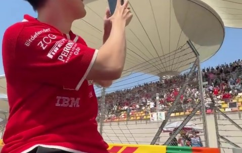 周冠宇参加F1车手巡游活动，观众大喊周冠宇的名字