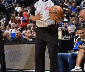 总决赛G3裁判组：主裁卡珀斯&副裁托尼兄弟 回放中心扎克-扎巴