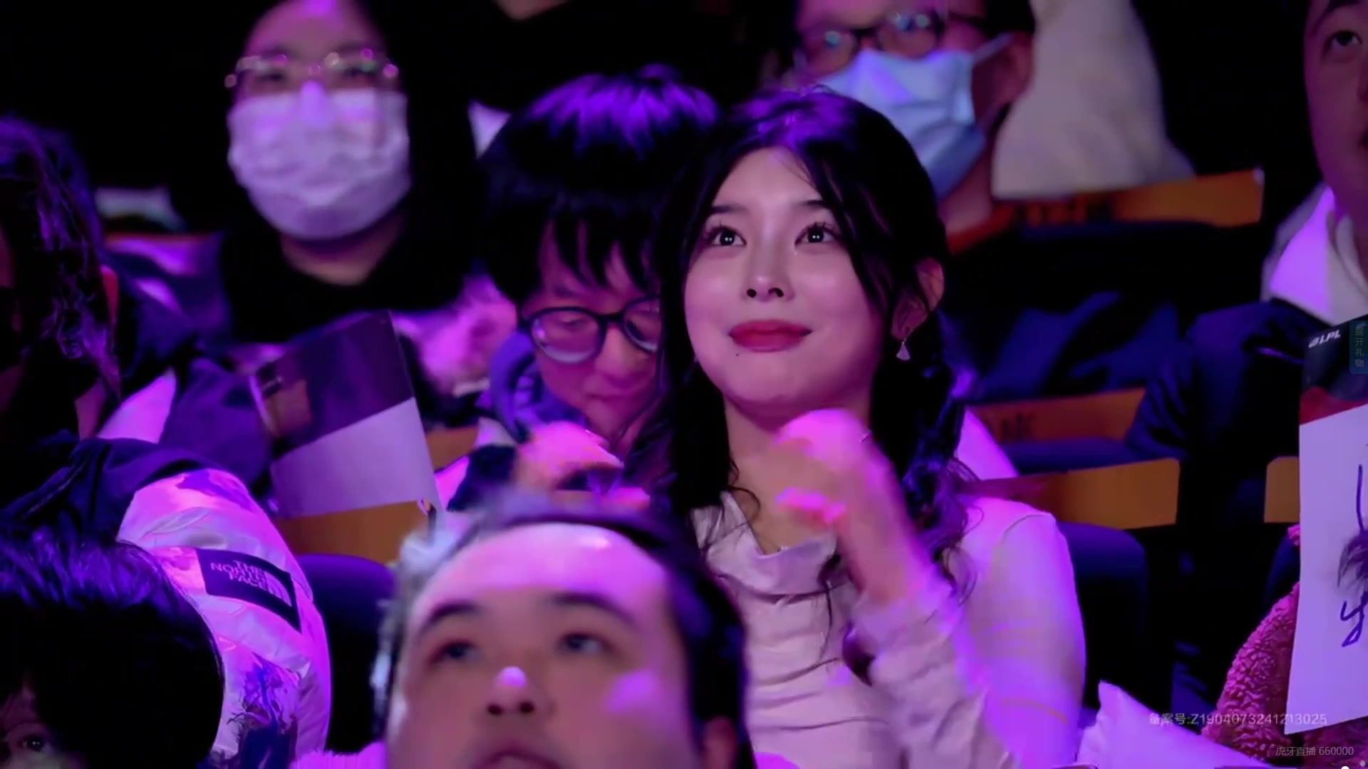 发福了？Doinb克烈帮助队伍拿到选边权 赛后导播镜头给到其妻糖小幽