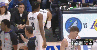 威少与博格丹爆发口角一人一T😂威少跑去解说台鼓掌👏